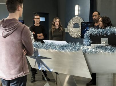 Tom Cavanagh, Jesse L. Martin, Danielle Panabaker, Grant Gustin, and Candice Patton in The Flash (2014)