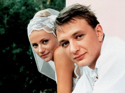 Marat Basharov and Mariya Mironova in The Wedding (2000)