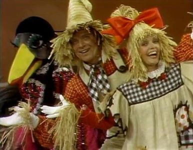 Florence Henderson, Robert Reed, Van Snowden, and The Krofft Puppets in The Brady Bunch Variety Hour (1976)