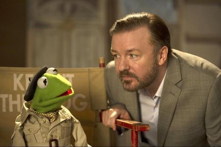 Ricky Gervais, Steve Whitmire, and Kermit the Frog in Muppets Most Wanted (2014)