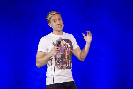 Russell Howard in Russell Howard: Recalibrate (2017)
