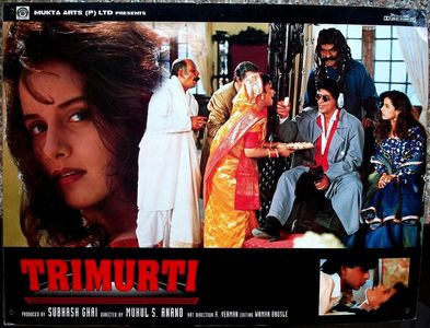 Anirudh Agarwal, Tinnu Anand, Anjali Jathar, Shah Rukh Khan, and Himani Shivpuri in Trimurti: Bond of Three (1995)
