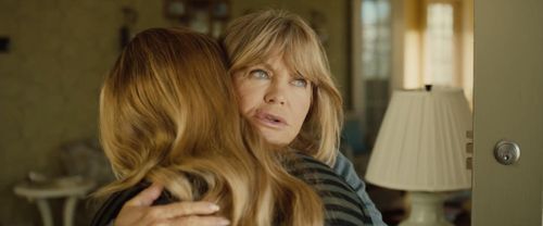 Goldie Hawn and Amy Schumer in Snatched (2017)