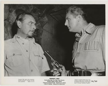 George N. Neise and Ben Wright in Pharaoh's Curse (1957)