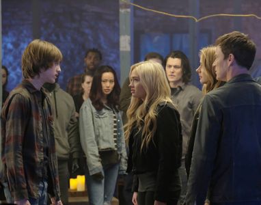 Amy Acker, Stephen Moyer, Jamie Chung, Blair Redford, Natalie Alyn Lind, and Percy Hynes White in The Gifted (2017)
