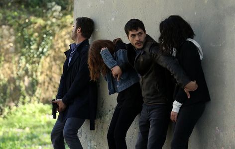 Kivanç Tatlitug, Melisa Pamuk, Elçin Sangu, and Alperen Duymaz in Crash: 19.Bölüm (2019)