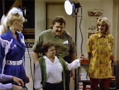 Billy Elmer, Jean Kasem, Zelda Rubinstein, and Carlene Watkins in The Tortellis (1987)