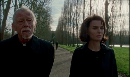Natalie Portman and John Hurt in Jackie (2016)