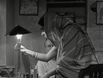 Haren Chatterjee and Madhavi Mukherjee in The Big City (1963)