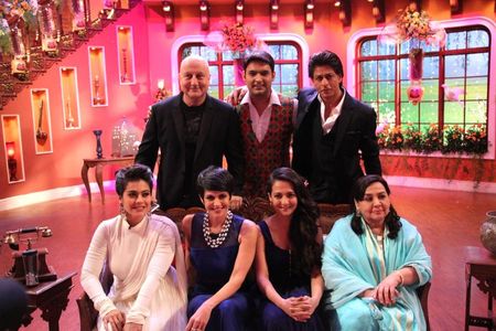 Kajol, Farida Jalal, Shah Rukh Khan, Anupam Kher, Pooja Ruparel, Mandira Bedi, and Kapil Sharma in Comedy Nights with Ka
