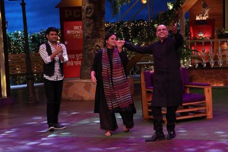 Tanvi Azmi, Paresh Rawal, and Kapil Sharma in The Kapil Sharma Show (2016)