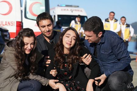 Öykü Gürman, Ulas Tuna Astepe, Irem Helvacioglu, and Temmuz Gürkan Karaca in Sen Anlat Karadeniz: 50. Bolum (2019)