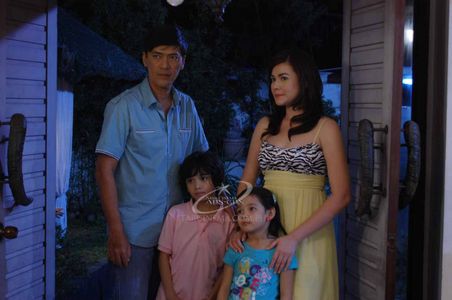 Vic Sotto, Bea Alonzo, Zaijian Jaranilla, and Xyriel Manabat in Pak! Pak! My Dr. Kwak! (2011)