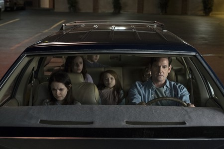 Henry Thomas, Mckenna Grace, Lulu Wilson, Julian Hilliard, Paxton Singleton, and Violet McGraw in The Haunting of Hill H