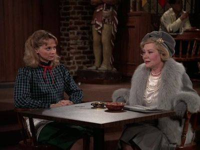 Shelley Long and Glynis Johns in Cheers (1982)