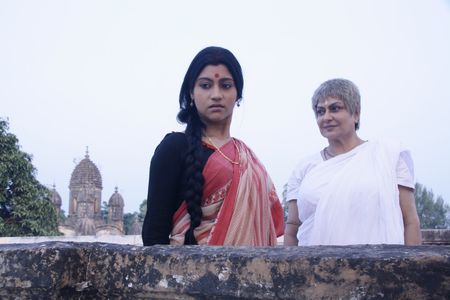 Moushumi Chatterjee and Konkona Sen Sharma in Goynar Baksho (2013)