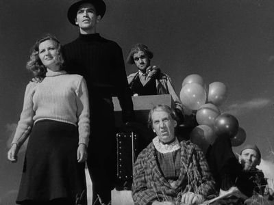 Julia Cæsar, Sture Ericson, Ulf Johansson, Barbro Kollberg, and Birger Malmsten in It Rains on Our Love (1946)