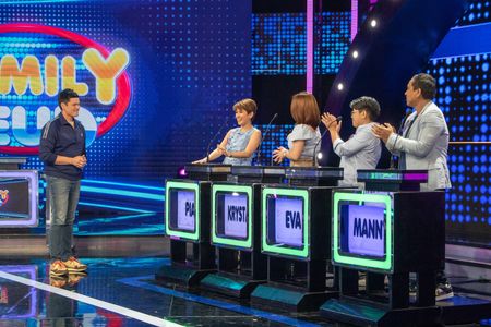 Dingdong Dantes, Manny Angeles, Pia Arcangel, Krystal Reyes, and Eva Marie A. Ercilla in Family Feud Philippines (2022)