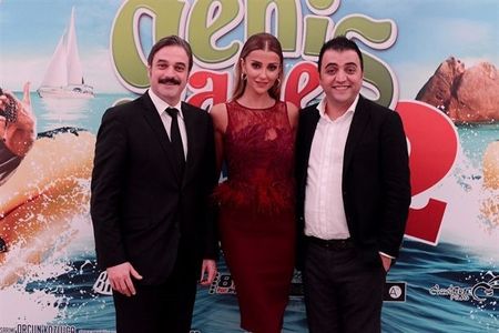 Ufuk Özkan, Sinasi Yurtsever, and Ozge Ulusoy at an event for Genis Aile 2: Her Türlü (2016)