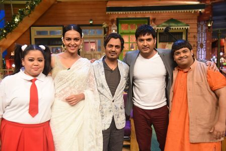 Nawazuddin Siddiqui, Kiku Sharda, Bharti Singh, Bidita Bag, and Kapil Sharma in The Kapil Sharma Show (2016)