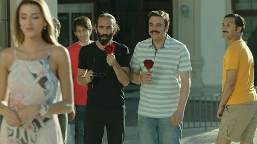 Bora Akkas, Firat Tanis, Ufuk Özkan, Bülent Çolak, and Ozge Ulusoy in Genis Aile 2: Her Türlü (2016)