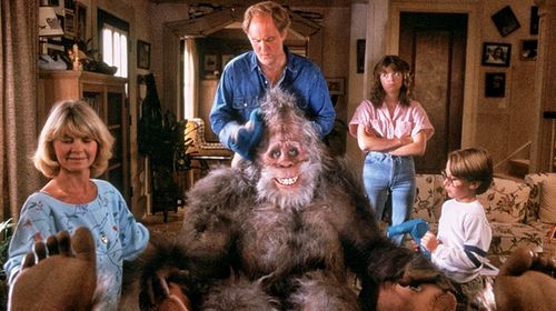 Kevin Peter Hall, John Lithgow, Melinda Dillon, Margaret Langrick, and Joshua Rudoy in Harry and the Hendersons (1987)
