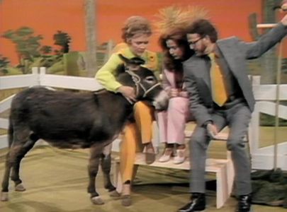 Vikki Carr, Ralph Helfer, and Betty White in The Pet Set (1971)
