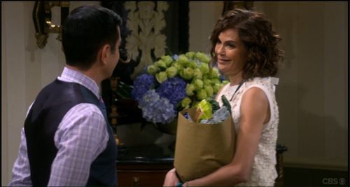 Teri Hatcher and Thomas Lennon in The Odd Couple (2015)