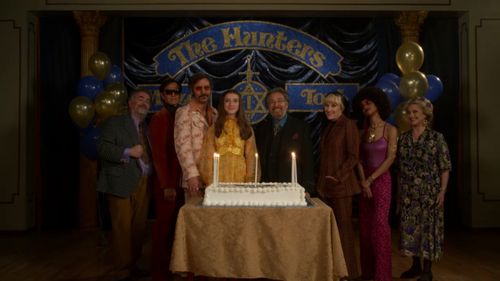 Al Pacino, Carol Kane, Saul Rubinek, Ayla Schwartz, Josh Radnor, Louis Ozawa, Kate Mulvany, and Tiffany Boone in Hunters