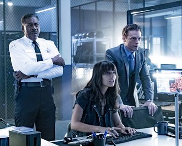 Ernie Hudson, Justin Kirk, and Caitlin Stasey in APB (2017)