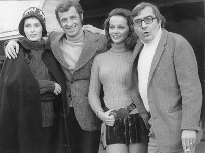 Laura Antonelli, Jean-Paul Belmondo, Claude Chabrol, and Mia Farrow in Scoundrel in White (1972)