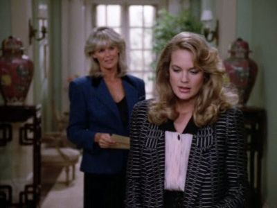 Linda Evans and Leann Hunley in Dynasty (1981)