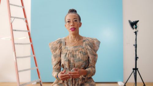 Amy Sherald in Picturing the Obamas (2022)
