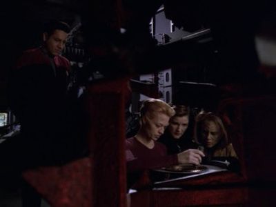 Robert Beltran, Kate Mulgrew, Jeri Ryan, and Roxann Dawson in Star Trek: Voyager (1995)