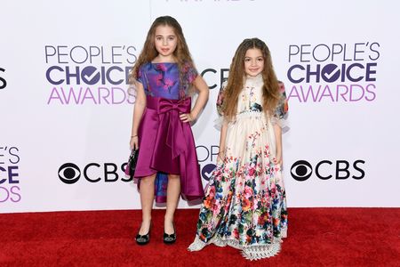 Sofia Jellen and Olivia Jellen at an event for The 43rd Annual People's Choice Awards (2017)