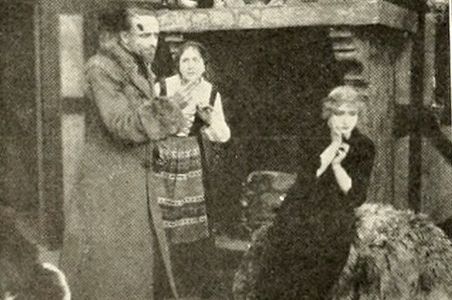 Fraunie Fraunholz and Claire Whitney in Beneath the Czar (1914)