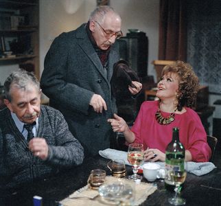 Jirina Bohdalová, Vlastimil Brodský, and Milos Kopecký in Utopím si ho sám (1989)