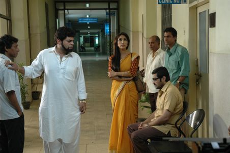 Prasenjit Chatterjee, Rajatabha Dutta, and Mouli Ganguly in Chalo Paltai (2011)