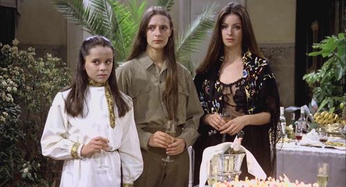 Amparo Muñoz, Elisa Nandi, and Ángeles Torres in Mama Turns 100 (1979)