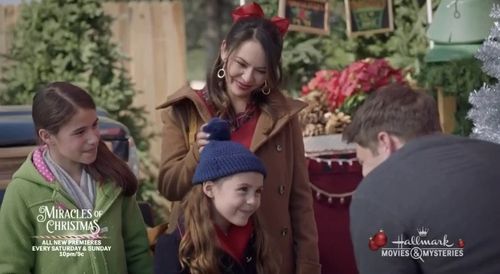 Still of Piper Rubio, Janel Parrish, Jeremy Jordan and Sadie Coleman in Holly & Ivy