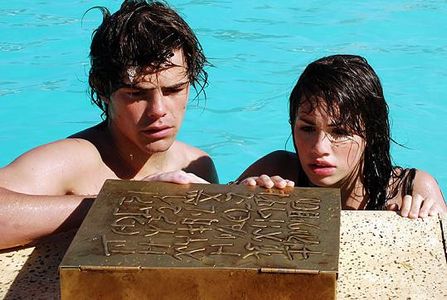 Lali Espósito and Peter Lanzani in Casi ángeles (2007)