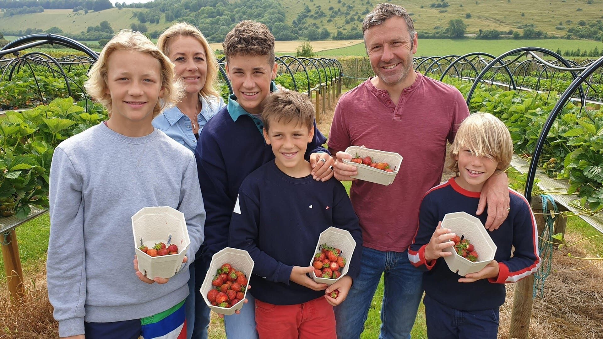 Sarah Beeny's New Life in the Country background