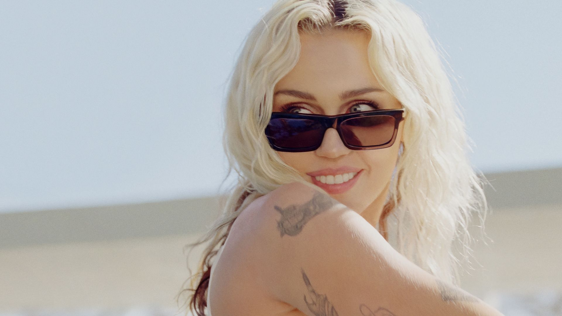 Miley Cyrus: Endless Summer Vacation (Backyard Sessions) background
