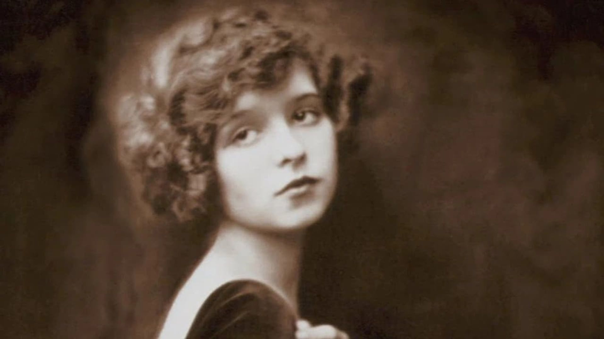 Clara Bow: Discovering the It Girl background