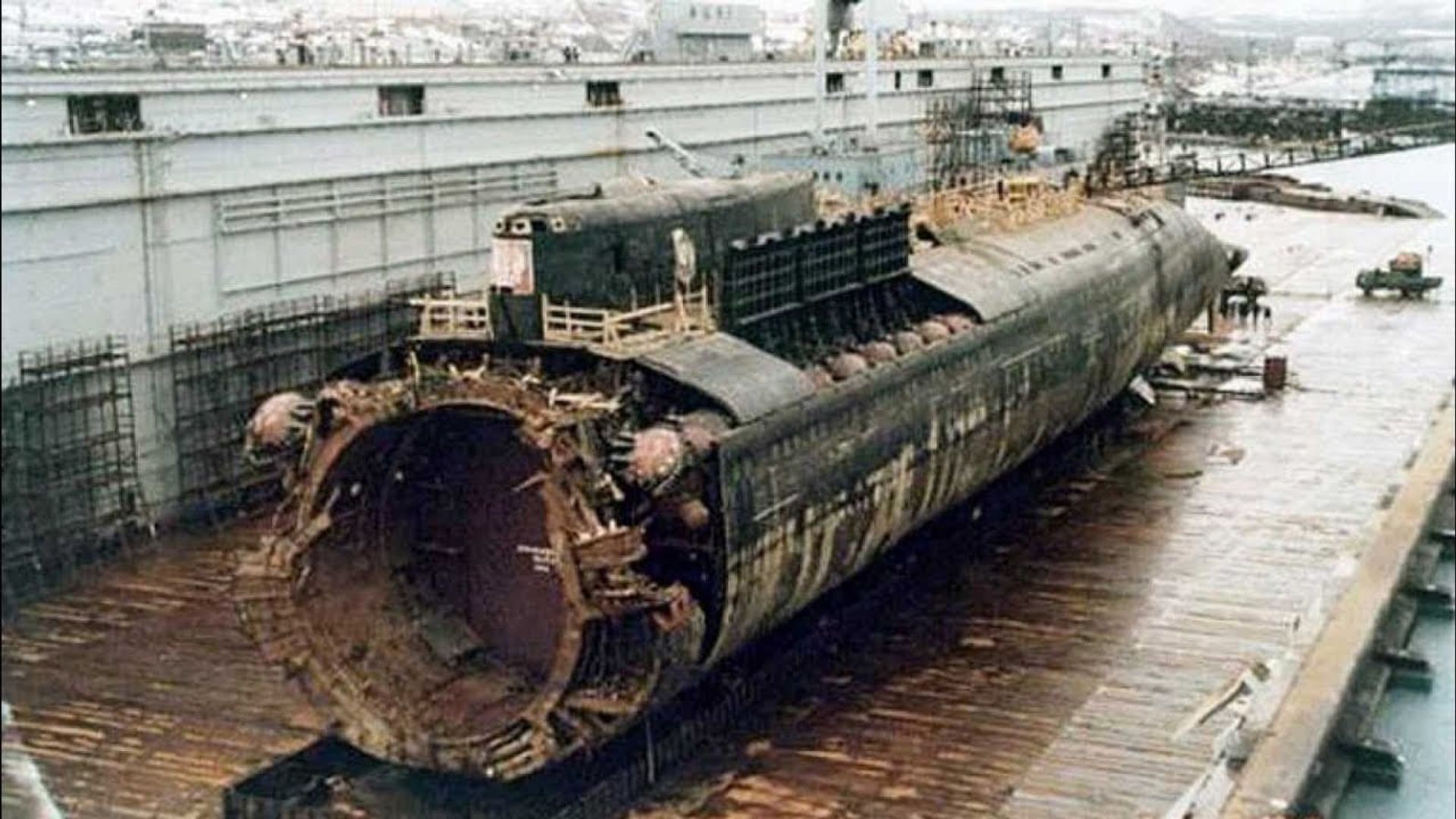 Koursk: Un sous-marin en eaux troubles background