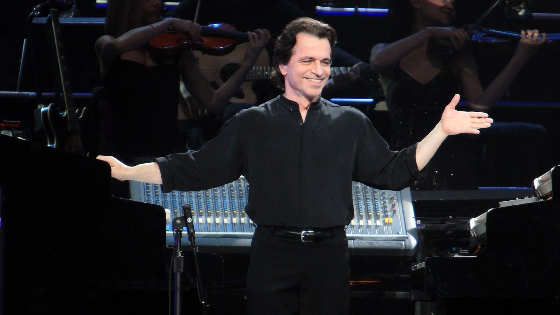 Yanni: Voices - Live from the Forum in Acapulco background