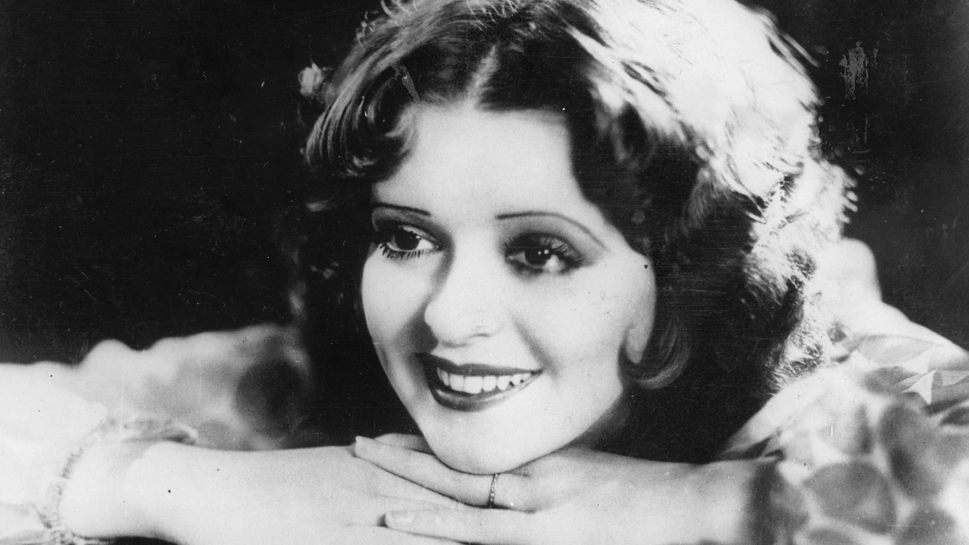 Clara Bow: Hollywood's Lost Screen Goddess background