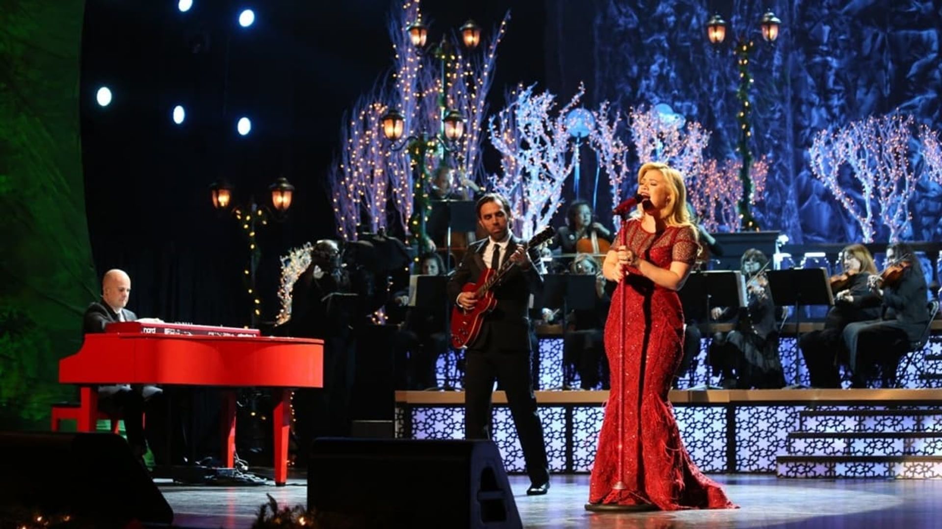 Kelly Clarkson's Cautionary Christmas Music Tale background