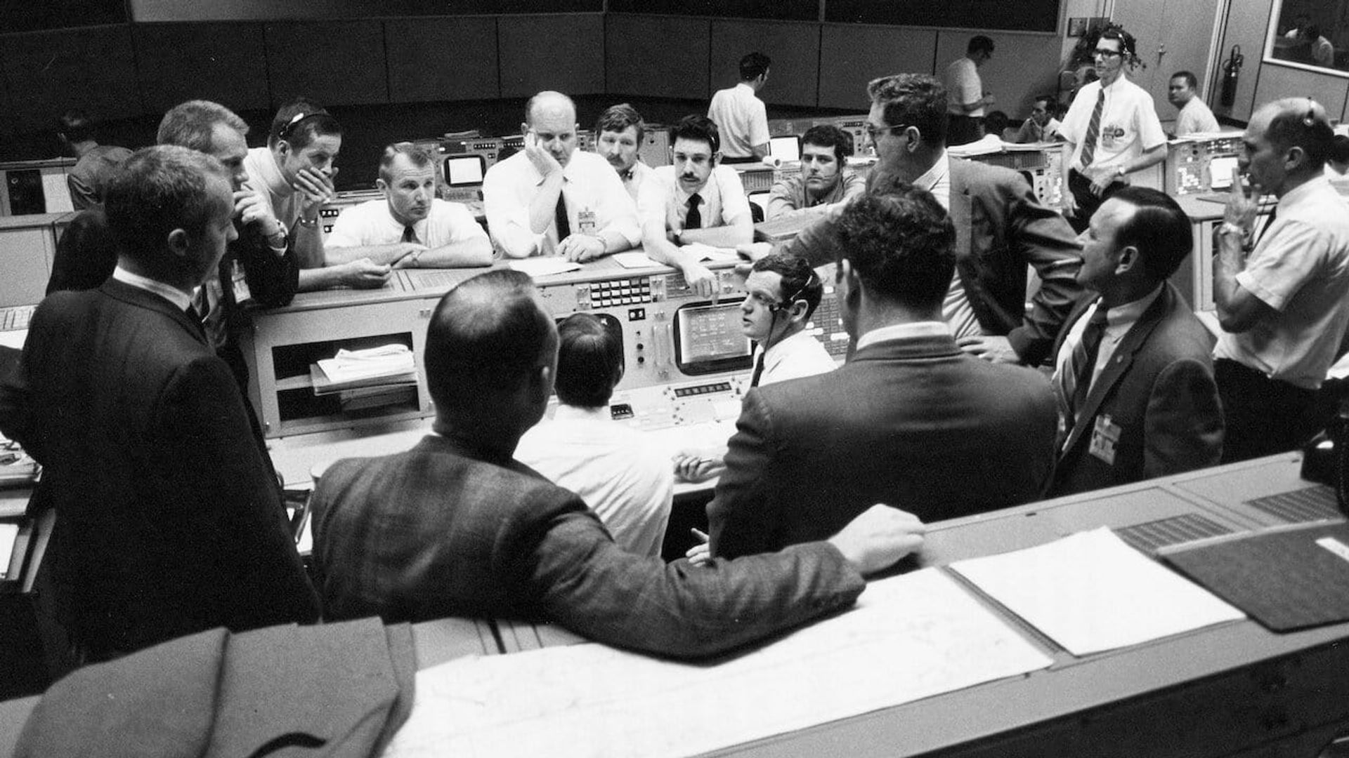 13 Factors That Saved Apollo 13 background