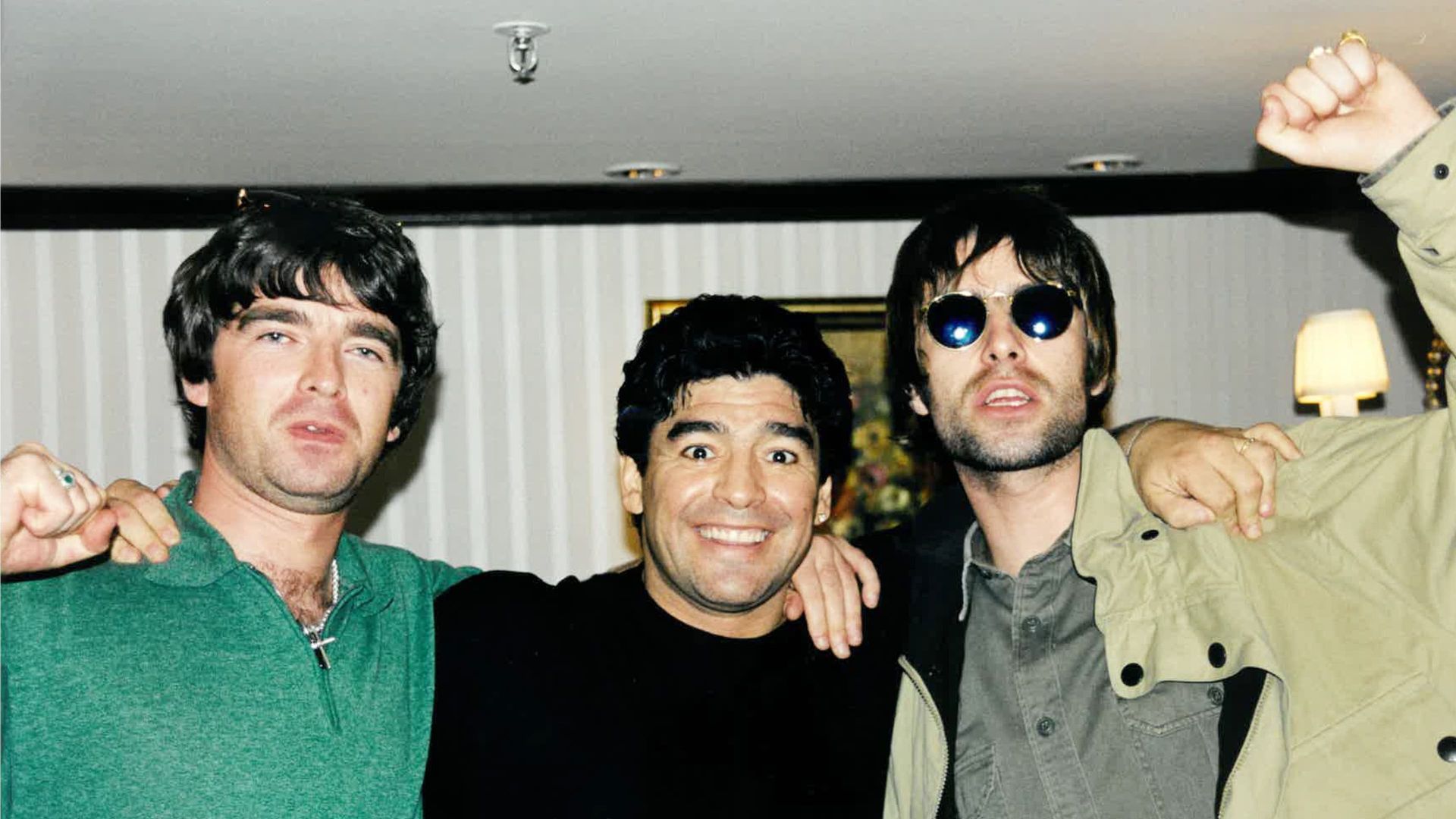 Oasis: Live at Luna Park background